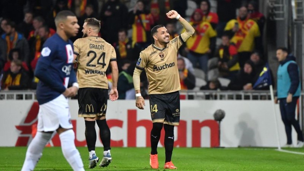 Selebrasi pemain Lens Facundo Medina (tengah) saat timnya menang 3-1 atas Paris Saint-Germain dalam pertandingan Liga Prancis di Bollaert-Delelis Stadium, Lens pada 1 Januari 2023. ANTARA/AFP/FRANCOIS LO PRESTI