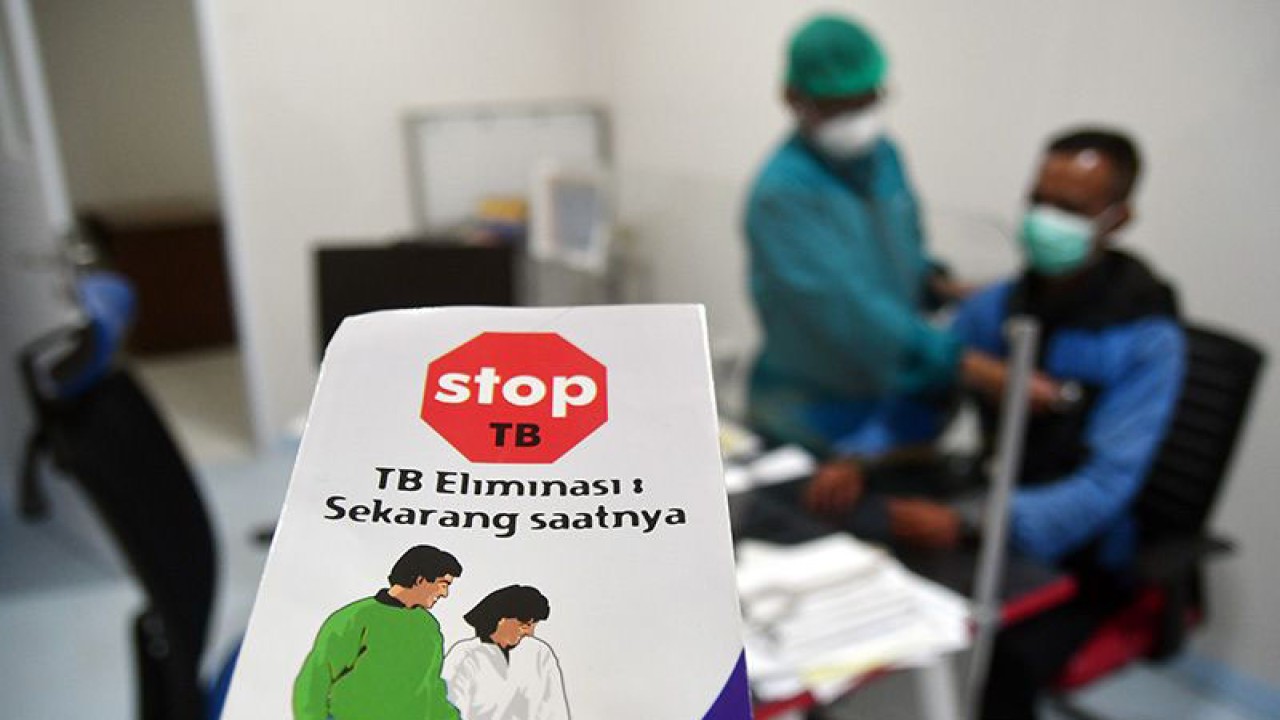 Ilustrasi - Dokter memeriksa penderita tuberkulosis (TBC). (ANTARA FOTO/Arif Firmansyah/YU/aa)