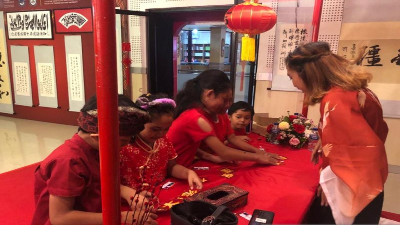 Stan permainan khas China dalam perayaan Tahun Baru Imlek dari TCI Unud di Denpasar, Kamis (19/1/2023). ANTARA/Ni Putu Putri Muliantari