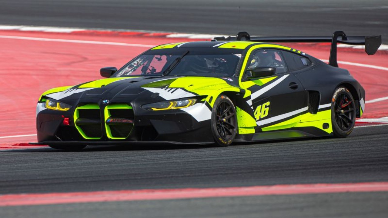 Kendaran dari Team WRT 46 yang ditunggani Seal Gelael dan Valentino Rossi untuk balapan 24H Dubai di Dubai Autodrome, 14-15 Januari 2023. ANTARA/HO-Team WRT 46