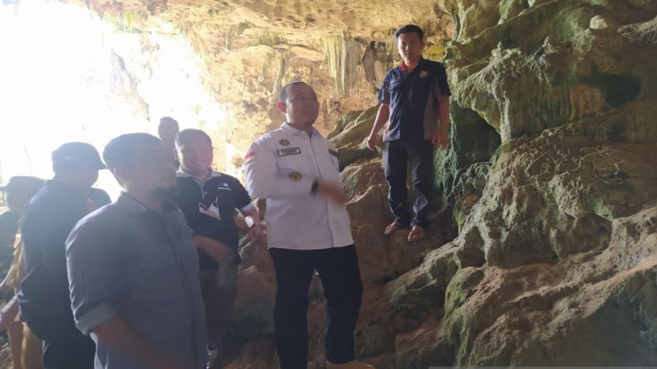 Penjabat Bupati OKU, Teddy Meilwansyah meninjau kesiapan peresmian Museum Goa Harimau, Selasa. (ANTARA/Edo Purmana/23)