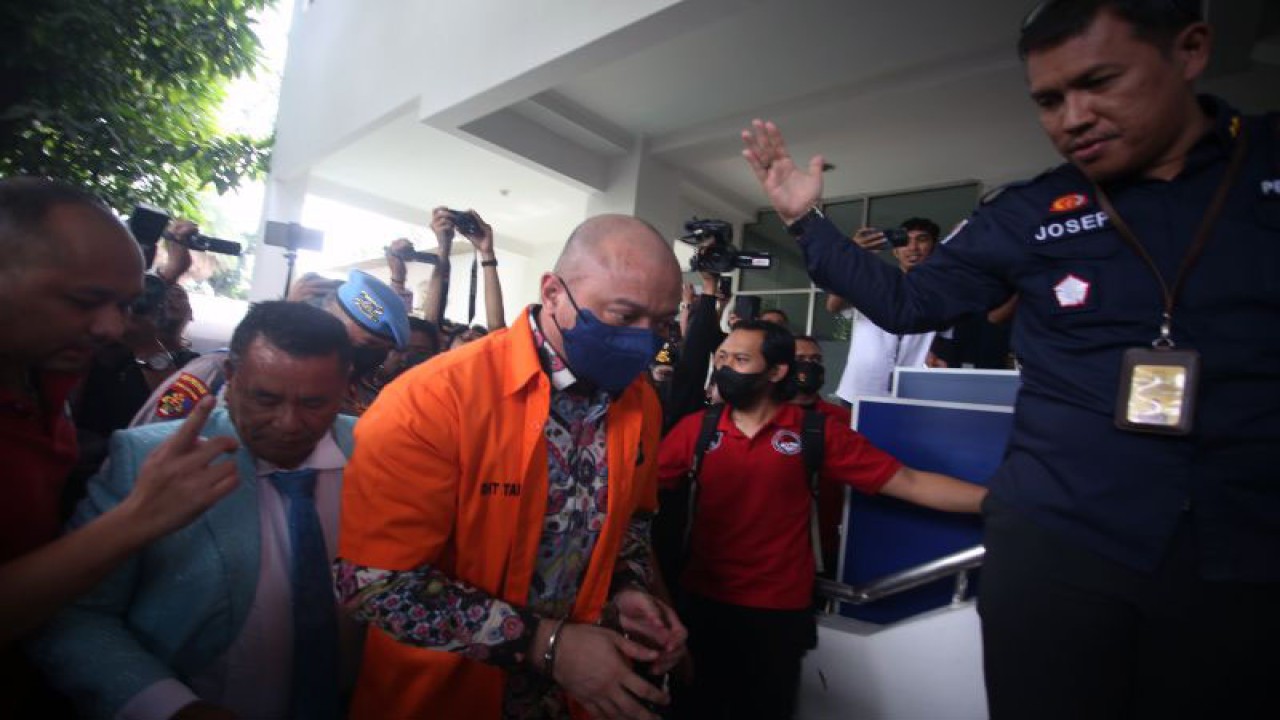 Mantan Kapolda Sumatera Barat Irjen Pol Teddy Minahasa (tengah) didampingi kuasa hukumnya Hotman Paris Hutapea (kiri) tiba di Kejaksaan Negeri Jakarta Barat, Kembangan, Jakarta Barat, Rabu (11/1/2023). ANTARA FOTO/Muhammad Iqbal/rwa.