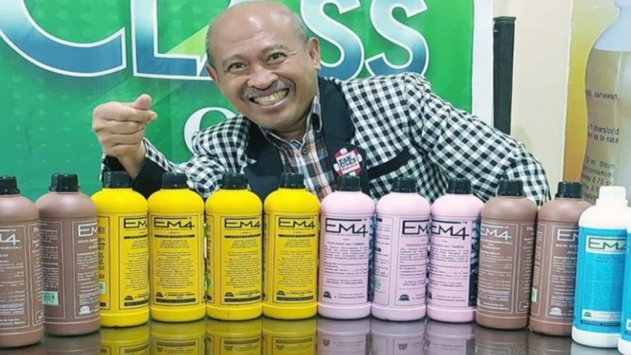 Pelopor dan pakar pertanian organik Indonesia serta Direktur Utama PT Songgolangit Persada Dr Ir Gede Ngurah Wididana, MAgr memamerkan produk EM4. ANTARA/HO- PT Songgolangit Persada.