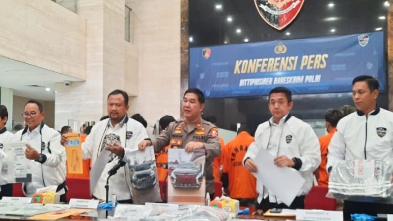 Direktorat Tindak Pidana Siber (Dittipidsiber) Bareskrim Polri merilis penangkapan 13 tersangka penipuan berkedok modifikasi APK dan phishing yang merugikan 493 nasabah bank dengan kerugian Rp12 miliar, Kamis (19/1/2023). (ANTARA/Laily Rahmawaty)