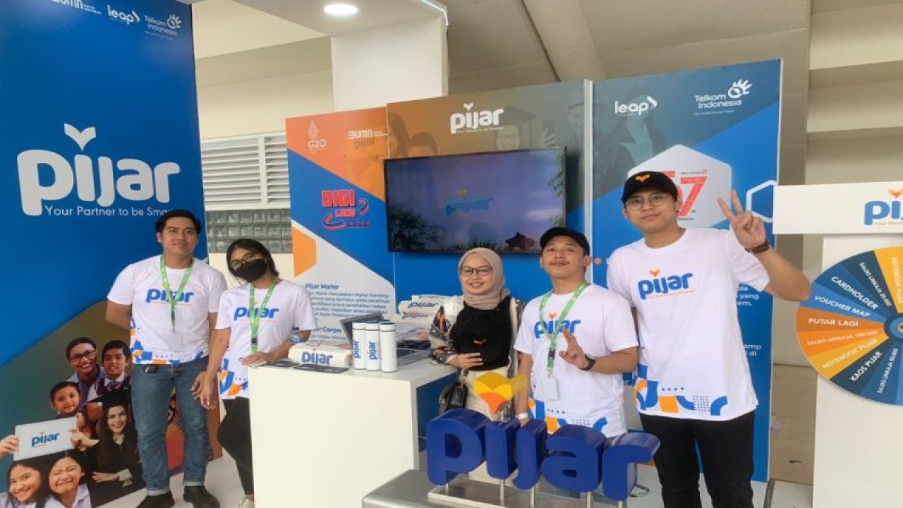 Sejumlah anggota platform digital pembelajaran Pijar Mahir meningkatkan kapabilitas digital talenta muda serta memicu terciptanya UMKM baru di berbagai Industri. ANTARA Foto/HO-Humas PT Telkom