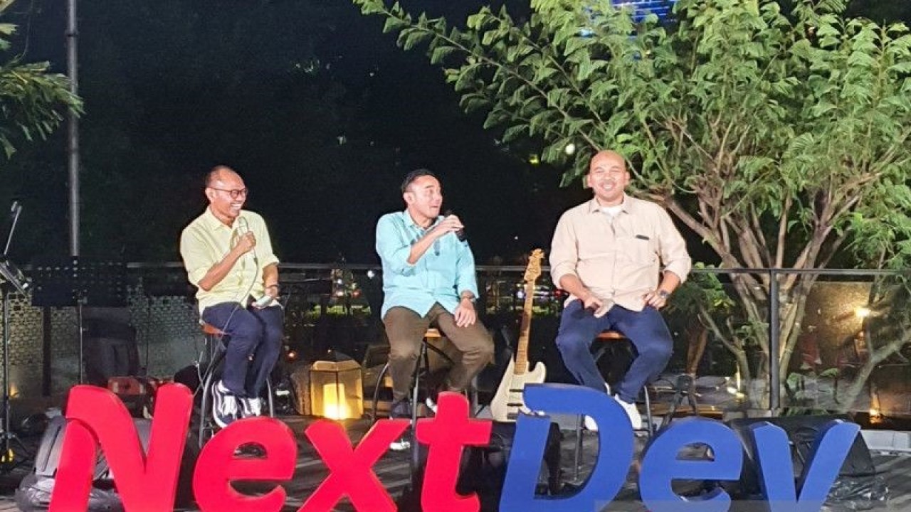 (Ki-Ka) Manager CSR Education and Public Community Development Telkomsel Hadi Sucipto, Vice President Corporate Communications Telkomsel Saki Hamsat Bramono, General Manager Corporate Social Responsibility Telkomsel Andry Priyo Santoso dalam "networking dinner" NextDev Academy 2023 di Jakarta, Kamis (26/1/2023). (ANTARA/Livia Kristianti)