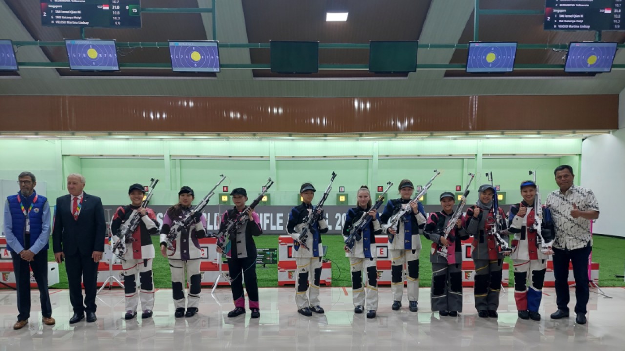 Tim Air Rifle Putri Indonesia dengan komposisi Audrey Zahra Dhiyaanisa/Khairunnisa Salsabela/Masayyu Putri (kanan) meraih perunggu dalam gelaran ISSF World Cup Rifle/Pistol 2023 di Lapangan Tembak Senayan, Jakarta, Selasa (31/1/2023). (ANTARA/Muhammad Ramdan)