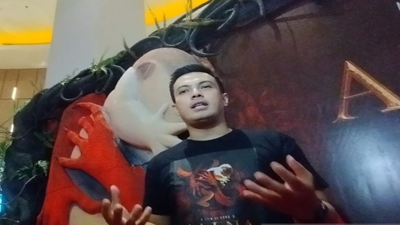 Aktor sekaligus presenter Temmy Rahadi usai konferensi pers film thriller horor “Alena Anak Ratu Iblis” di XXI Epicentrum, Jakarta, Senin (2/1/2023). (ANTARA/Rizka Khaerunnisa)