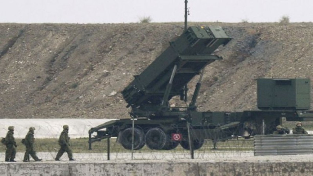 Ilustrasi - Tentara Pasukan Pertahanan-Diri Jepang berada di sebelah peluncur misil Patriot Advanced Capability-3 di Ishigaki perfektur Okinawa dalam foto yang diambil Kyodo, Minggu (7/2/2016). (REUTERS/Kyodo)