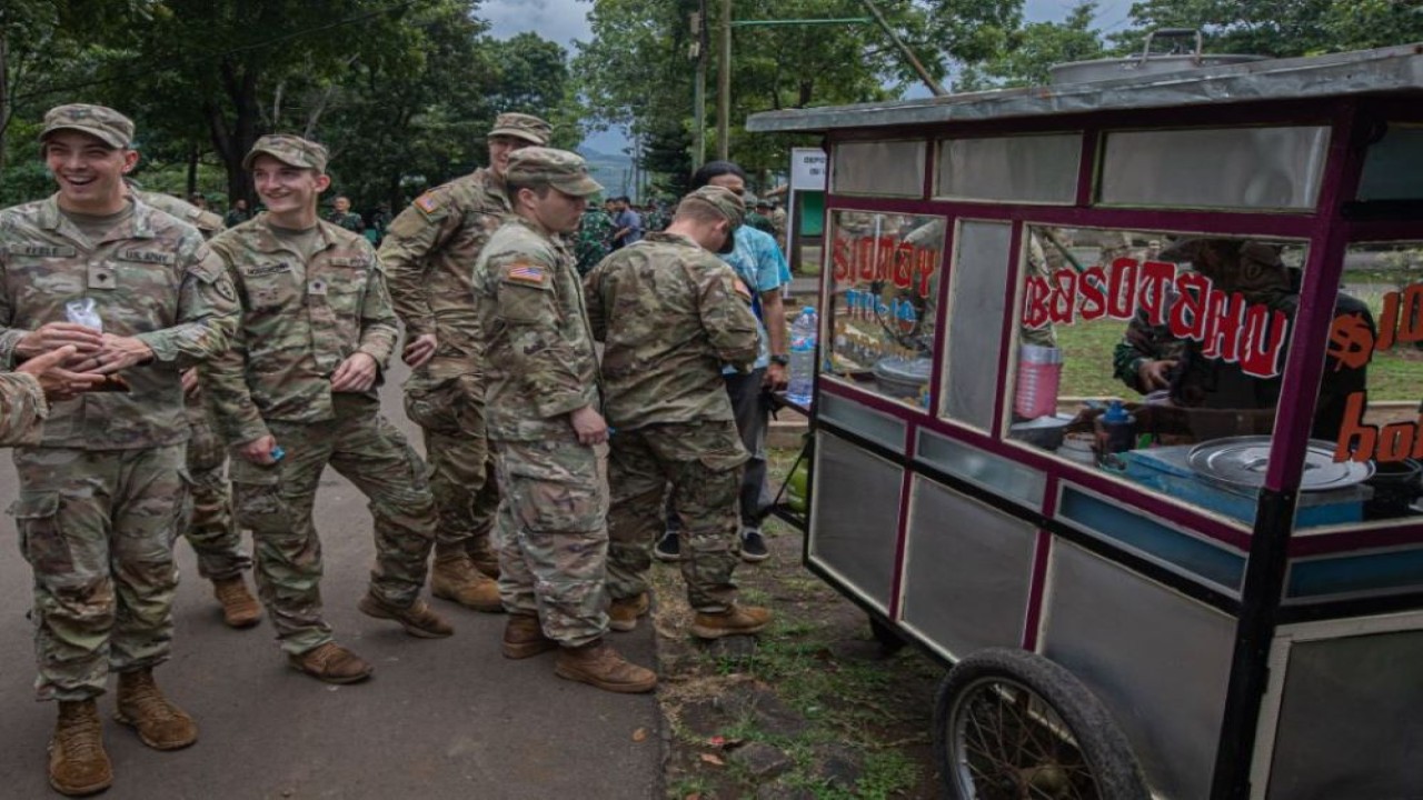 Tentara Amerika Serikat (US Army) tampak sumringah mengantre untuk bisa membeli siomay Bandung saat berada di Indonesia. (Twitter @RandomWorldWar)