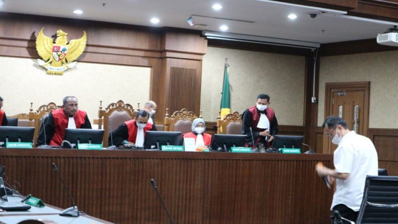 Direktur Utama PT Hanson International Tbk Benny Tjokrosaputro dijatuhi vonis nihil oleh majelis hakim dalam perkara dugaan korupsi pengelolaan dana PT Asabri (Persero) serta pencucian uang di Pengadilan Tipikor Jakarta, Kamis (12/1/2023). (ANTARA/Desca Lidya Natalia)