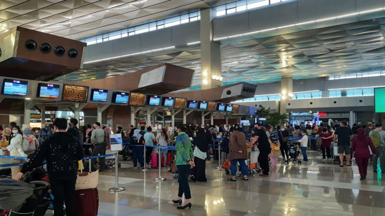 Sejumlah penumpang saat beraktivitas di terminal 3 Bandara Internasional Soekarno Hatta, Tangerang, Banten. (Azmi Samsul Maarif)