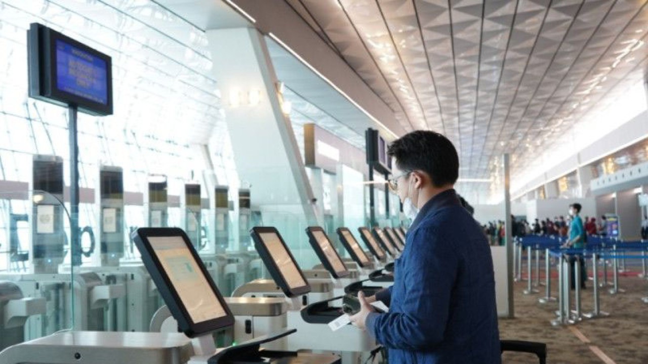 Seorang penumpang saat melakukan pengecekan dokumen melalui Autogate yang berada di Terminal 3 Bandara Internasional Soekarno-Hatta, Tangerang. (Azmi)