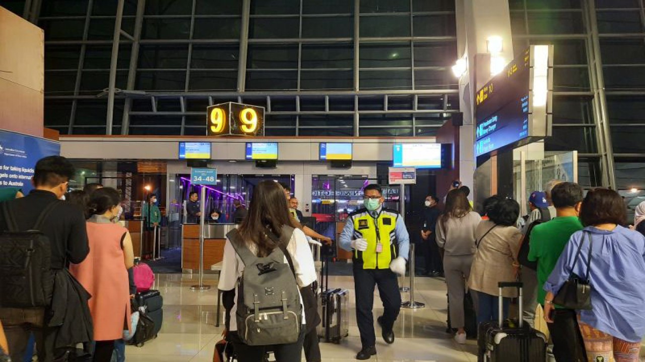 Ilustrasi - Sejumlah penumpang penerbangan mengatri di pintu loket Terminal 3 Bandara Internasional Soekarno-Hatta (Soetta) untuk dilakukan pengecekan oleh petugas penerbangan setempat (Azmi Samsul Maarif).