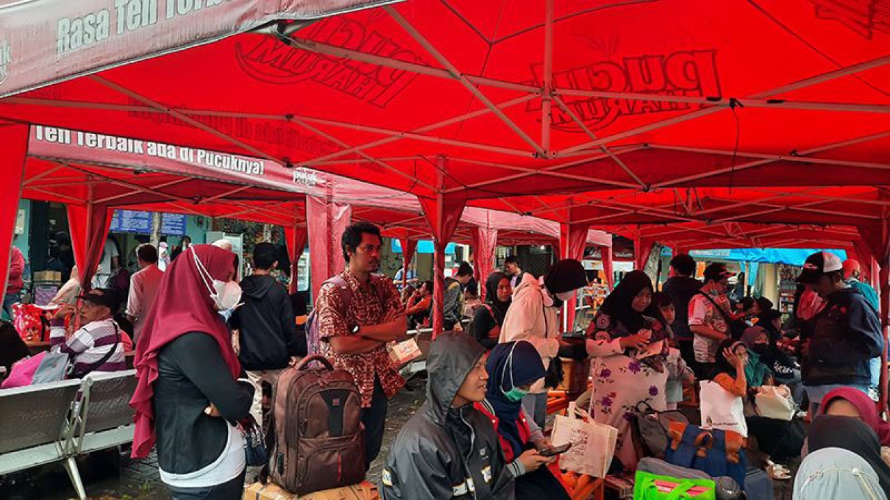 Sejumlah penumpang bus memadati di Terminal Kalideres, Jakarta Barat, Sabtu (31/12/2022). ANTARA/Ulfa Jainita/aa.