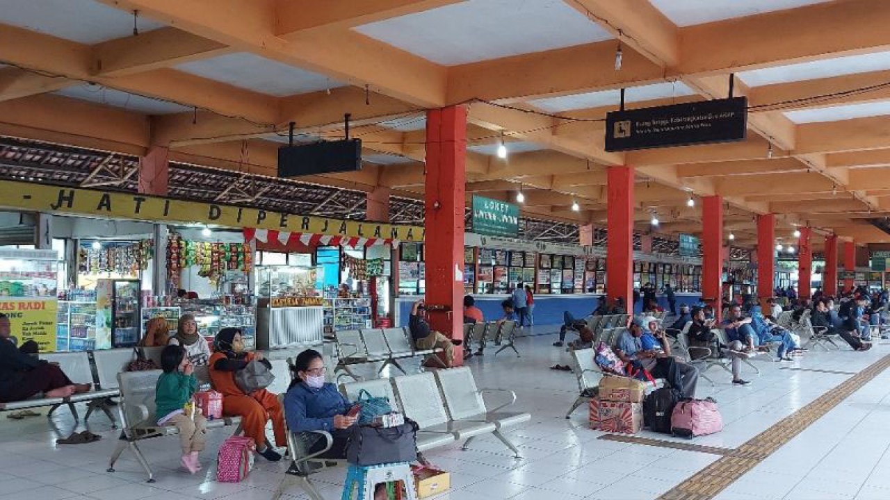Penumpang yang berada di Terminal Kampung Rambutan, Jakarta, Senin (2/1/2023) (ANTARA/Maria Cicilia Galuh)