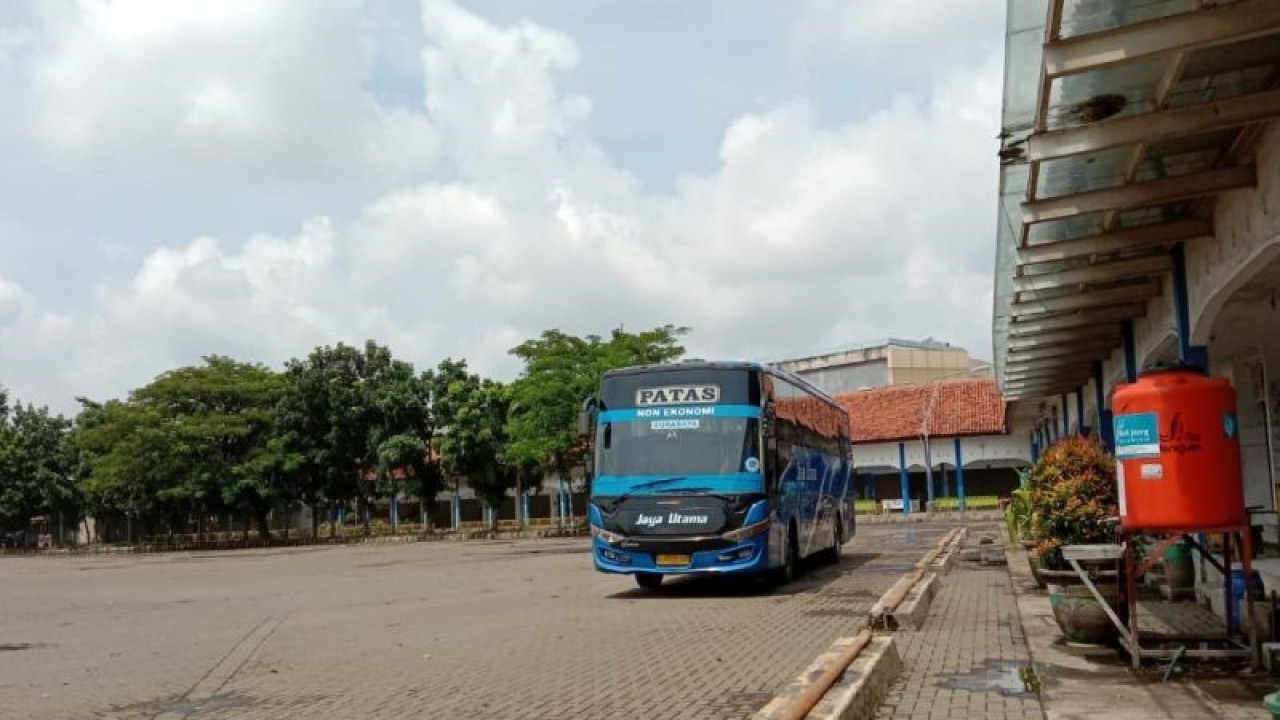 Tampak sebuah bus tengah menunggu penumpang di Terminal Induk Jati, Kabupaten Kudus, Jawa Tengah, Senin (16/1/2023). Sedangkan landasan terminal juga terlihat kering tanpa ada genangan banjir. (ANTARA/Akhmad Nazaruddin Lathif)