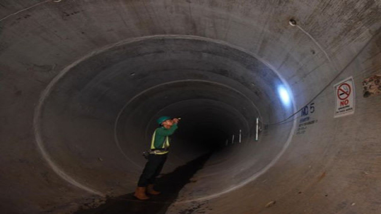 Arsip Foto - Petugas memeriksa terowongan air sodetan Kali Ciliwung-Kanal Banjir Timur di arriving shaft (titik pertemuan) Jalan Otista III, Jatinegara, Jakarta, Senin (12/10). (ANTARA FOTO/Akbar Nugroho Gumay)