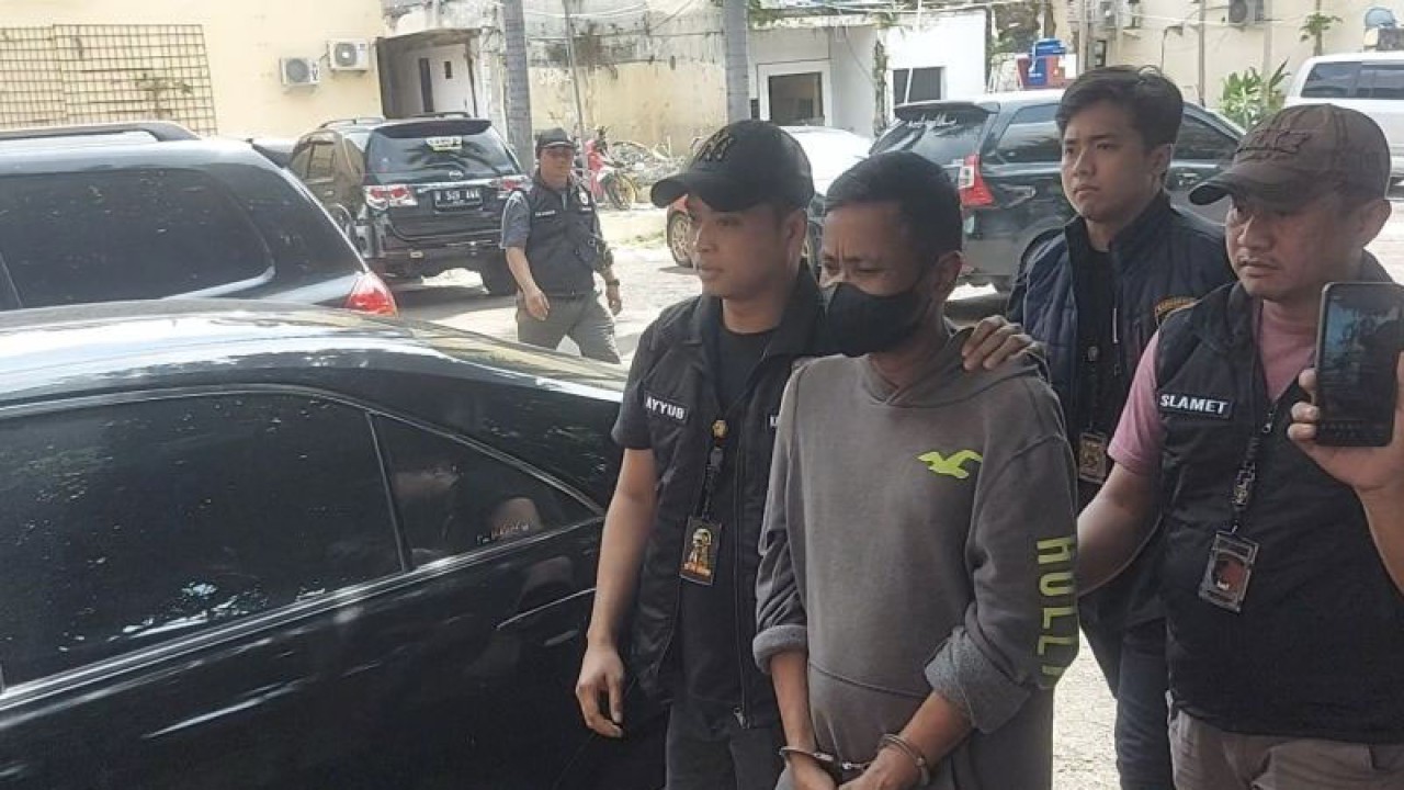 Tersangka pembakar dua orang di Penjaringan, Jakarta Utara digiring oleh anggota Resmob gabungan ke Markas Polsek Metro Penjaringan, Jakarta Utara, Jumat (6/1/2023). ANTARA/Abdu Faisal