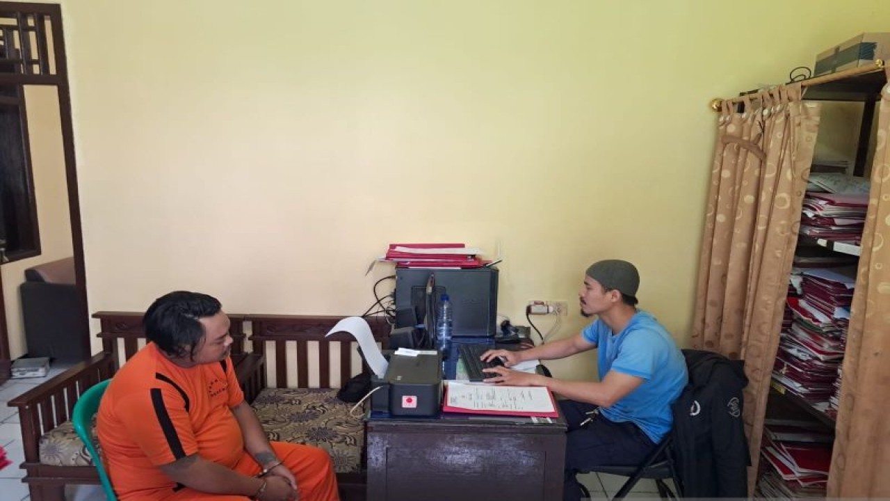 Tersangka IR (24) yang merupakan pelaku penganiyaan, pencurian dengan kekerasan serta mengaku sebagai anggota Polri di Kota Sukabumi, Jabar saat dimintai keterangan oleh penyidik Unit Reskrim Polsek Citamiang pada Jumat, (6/1). Antara/Aditya Rohman