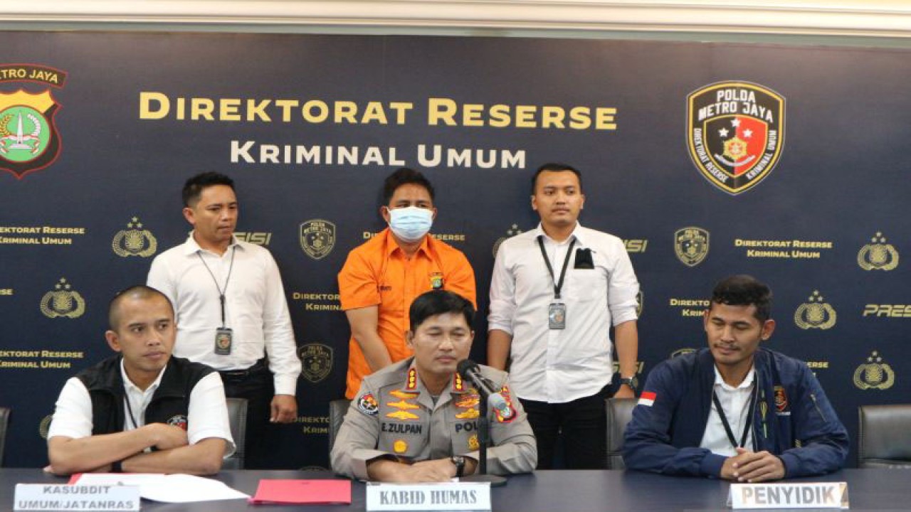 Penyidik Polda Metro Jaya hadirkan tersangka kasus perampokan disertai pembunuhan terhadap ART di Cipayung, Jakarta Timur, dalam jumpa pers di Mako Polda Metro Jaya, Senin (9/1/2023). ANTARA/Fianda Sjofjan Rassat
