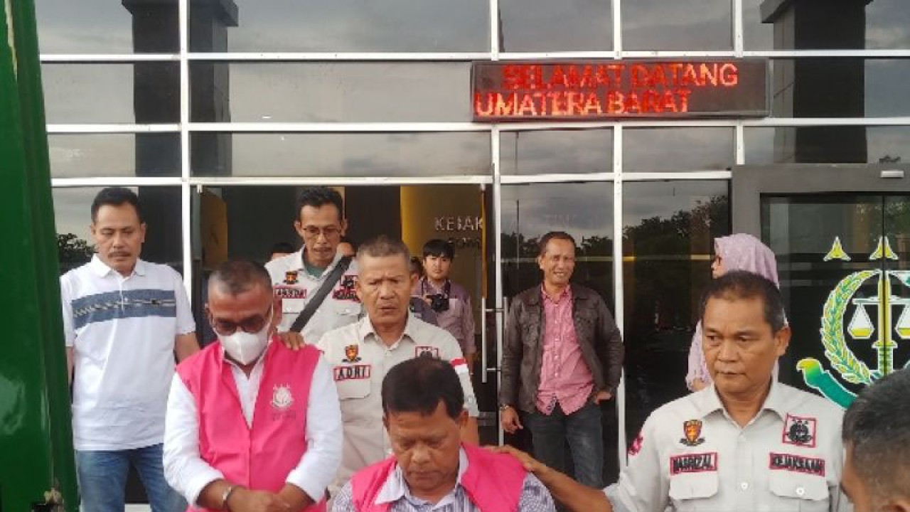 Para tersangka korupsi proyek rusun di Sijunjung saat digiring petugas dari Kantor Kejati Sumbar menuju Rutan Anak Air Padang pada Jumat (13/1/2023) untuk ditahan. ANTARA/Fathul Abdi