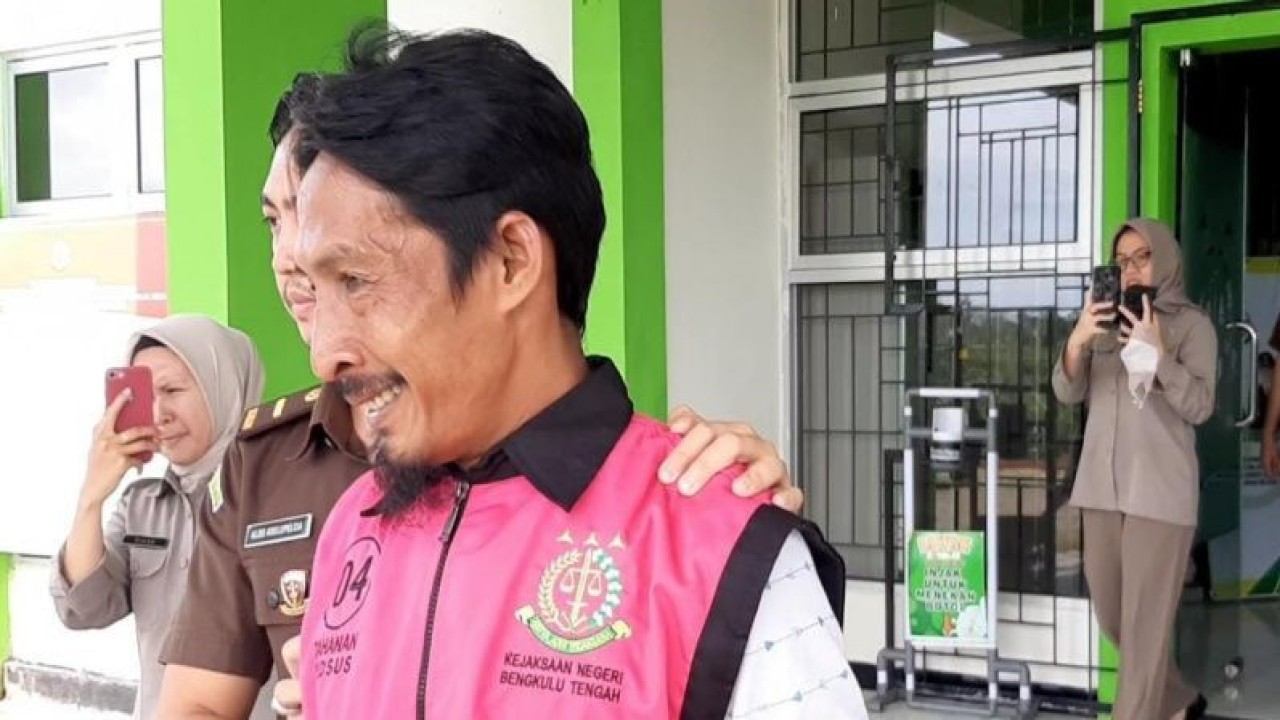 Tersangka BE saat berada di Kejaksaan Negeri Bengkulu Tengah. ANTARA/Anggi Mayasari