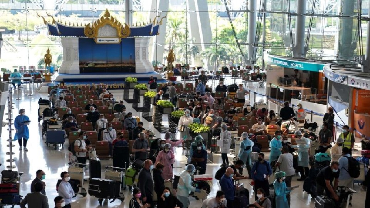 Para pengunjung tiba di Bandara Suvarnabhumi di Bangkok, Thailand, Senin (1/11/2021), pada hari pertama negara itu kembali membuka diri sebagai bagian dari rencana pemerintah untuk memulai sektor pariwisata yang dilanda pandemi COVID-19. ANTARA FOTO/REUTERS/Athit Perawongmetha/HP/sa.