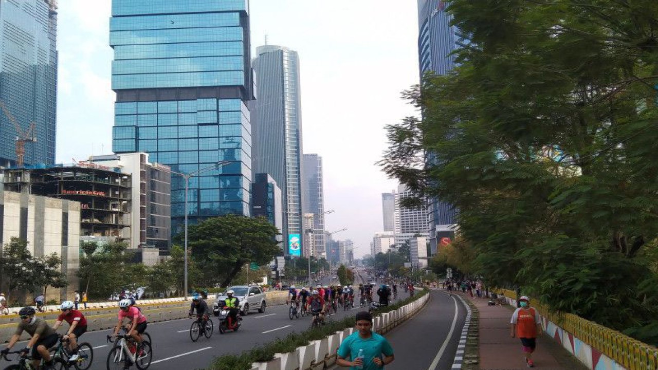 Arsip Foto - Sejumlah warga berolahraga saat Hari Bebas Kendaraan Bermotor di Jalan Thamrin, Jakarta, Minggu (7/11/2022). ANTARA/Dewa Ketut Sudiarta Wiguna