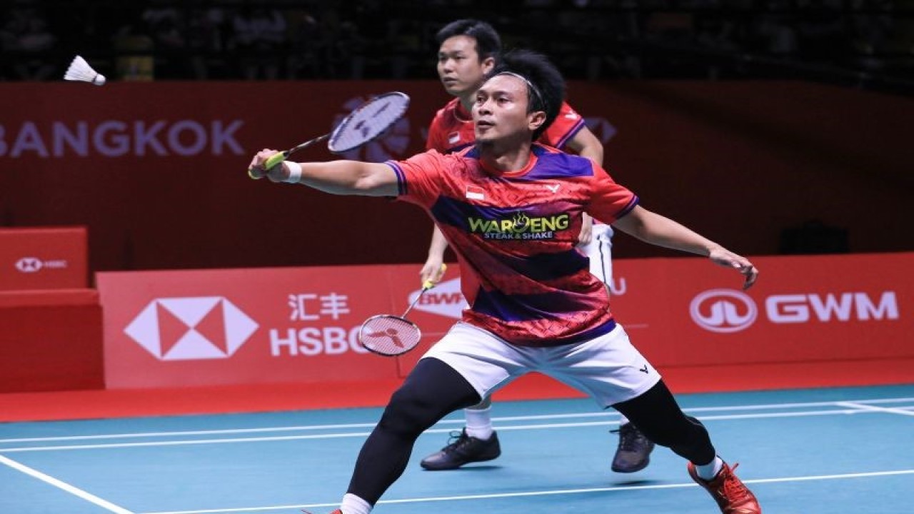 Arsip - Pebulu tangkis ganda putra Indonesia Mohammad Ahsan (kanan) dan Hendra Setiawan memukul kok ke arah lawannya asal Malaysia Ong Yew Sin dan Teo Ee Yi dalam babak semi final BWF World Tour Finals 2022 di Nimibutr Arena, Bangkok, Thailand, Sabtu (10/12/2022). ANTARA FOTO/Humas PBSI/Handout/app/wsj.
