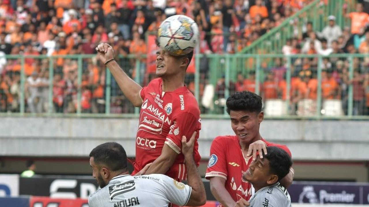 Pesepak bola Persija Jakarta Aji Kusuma (tengah) menyundul bola yang dihadang pesepak bola Bali United FC Hekmat Nouri (kiri) pada pertandingan Liga 1 di Stadion Patriot Chandrabhaga, Bekasi, Jawa Barat, Minggu (15/1/2023). Persija Jakarta menang dengan skor 3-2. ANTARA FOTO/Fakhri Hermansyah/nym.