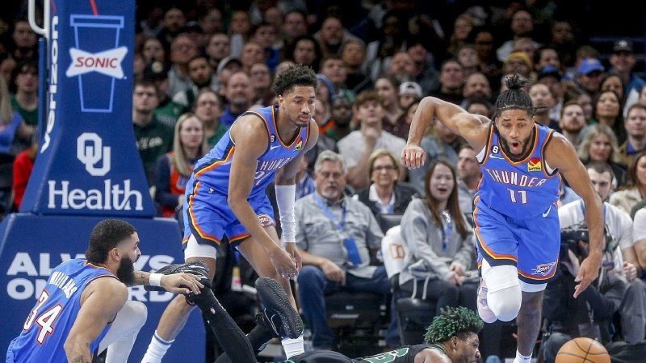 Pebasket Boston Celtics Marcus Smart (tengkurap) berusaha mengejar bola liar dalam gim lanjutan NBA melawan Oklahoma City Thunder di Paycom Center, Oklahoma, Amerika Serikat, Selasa (3/1/2023) waktu setempat. (ANTARA/AFP/GETTY IMAGES/Ian Maule)