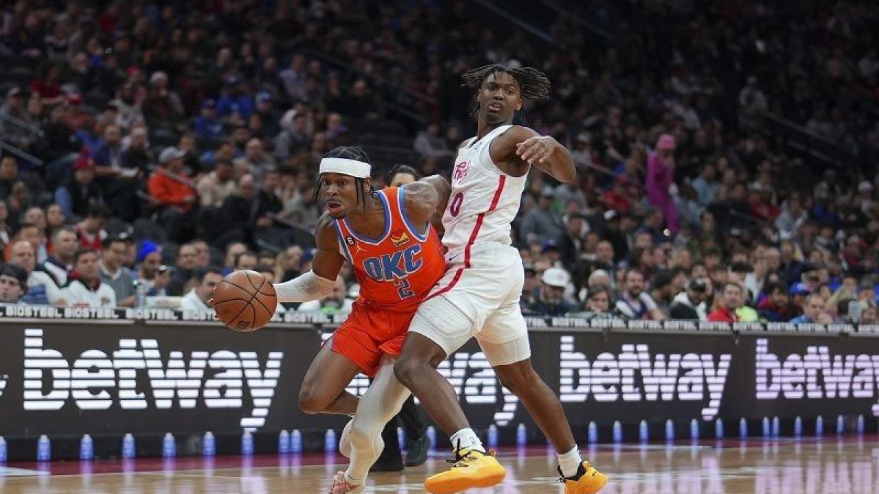 Arsip - Pebasket Oklahoma City Thunder Shai Gilgeous-Alexander (kiri) berusaha melewati hadangan pemain Philadelphia 76ers Tyrese Maxey dalam gim lanjutan NBA di Wells Fargo Center, Pennsylvania, Amerika Serikat, Kamis (12/1/2023) waktu setempat. (ANTARA/AFP/GETTY IMAGES/Mitchell Leff)