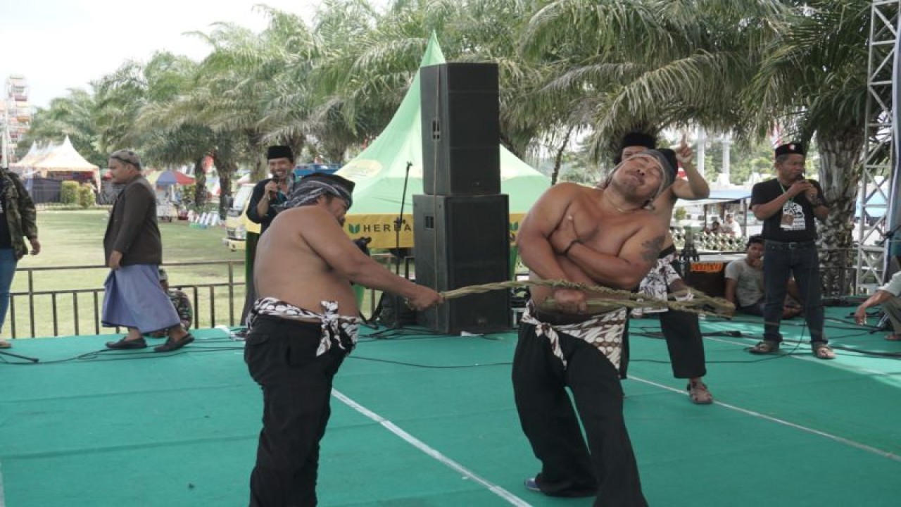 Kesenian tiban dari Kabupaten Kediri, Jawa Timur. Pemerintah Kabupaten Kediri mencatatkan kesenian tiban di Kementerian Hukum dan HAM sebagai upaya memastikan hak cipta dan melindungi kesenian ini. ANTARA/ HO-Pemkab Kediri