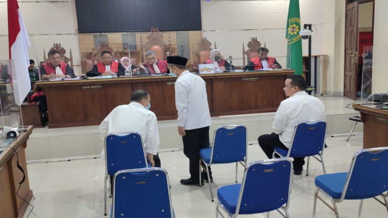 Tiga terdakwa kasus suap Unila dari kiri (Heryandi) tengaj (Karoman) kanan (M Basru) jalani sidang pembuktian kasus suap penerimaan mahasiswa baru. Bandarlampung, Selasa, (17/1/2023). (ANTARA/Dian Hadiyatna)