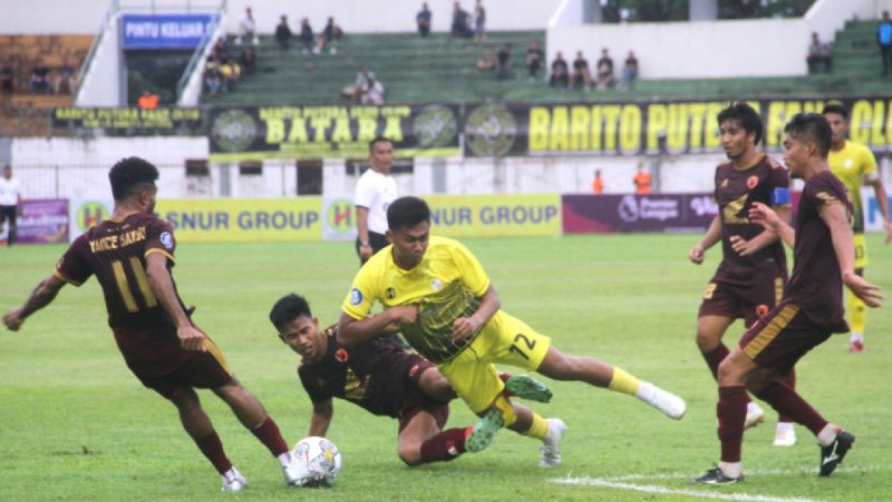 Para pemain tim Barito Putera vs PSM Makassar pada Liga 1 2022/2023 di Stadion Demang Lehman Martapura Kabupaten Banjar, Kalsel, Selasa.(10/1/2023). ANTARA/Bayu Pratama