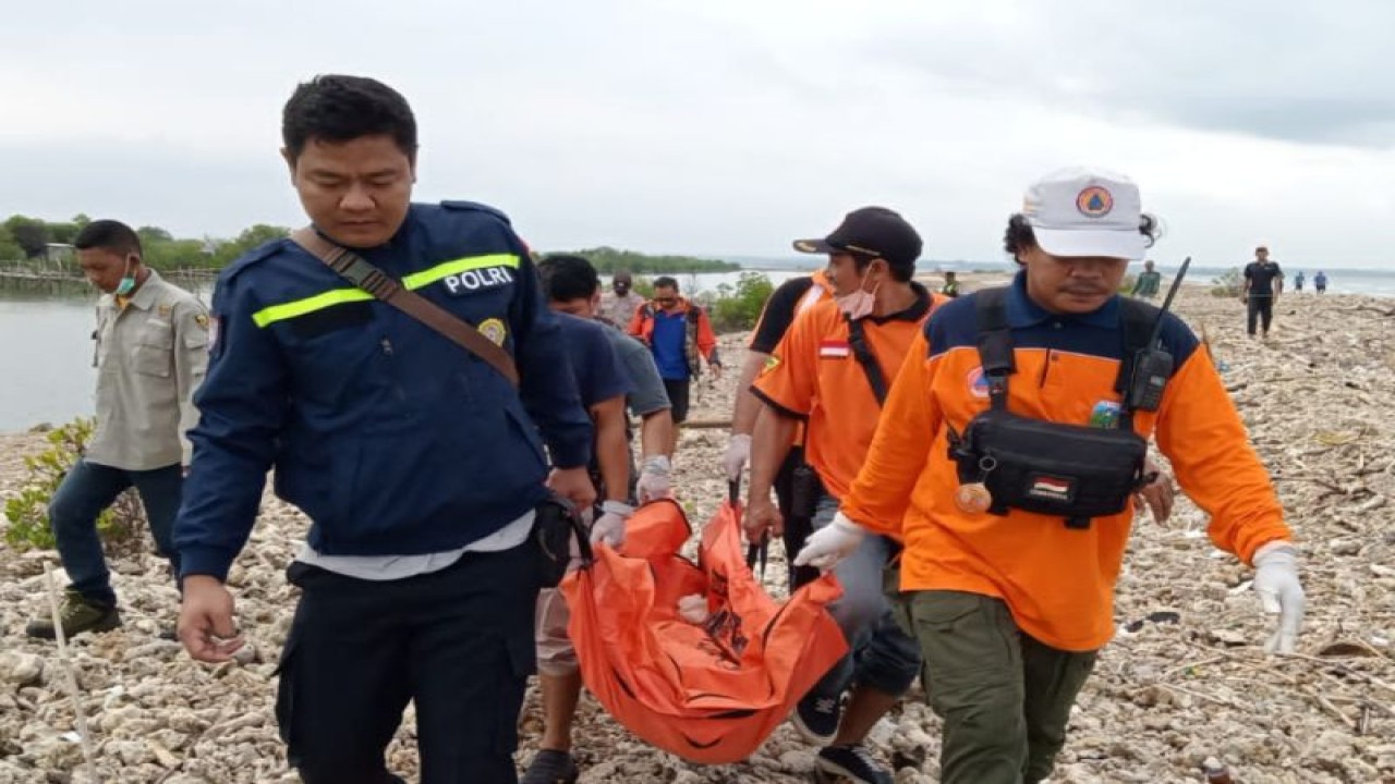Tim BPBD Jepara, Jawa Tengah, bersama unsur lainnya melakukan evakuasi mayat perempuan yang belum diketahui identitasnya di Pantai Ujungpiring di Desa Jambu, Kecamatan Mlonggo, Kabupaten Jepara, Jateng, Selasa (17/1/2023). (FOTO ANTARA/HO-BPBD Jepara)
