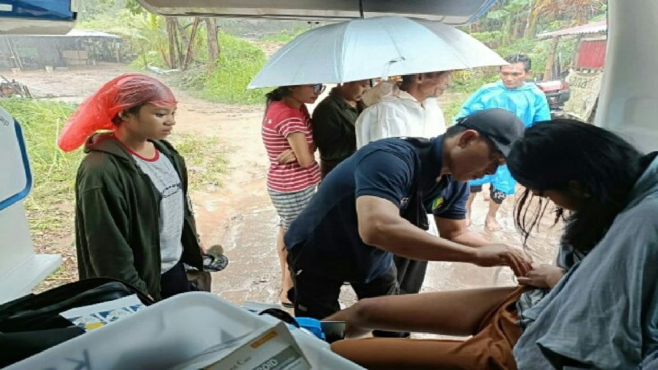 Tim Dokkes Polda Sulut memberikan pelayanan kesehatan kepada korban banjir di Manado. ANTARA/HO-Humas Polda Sulut