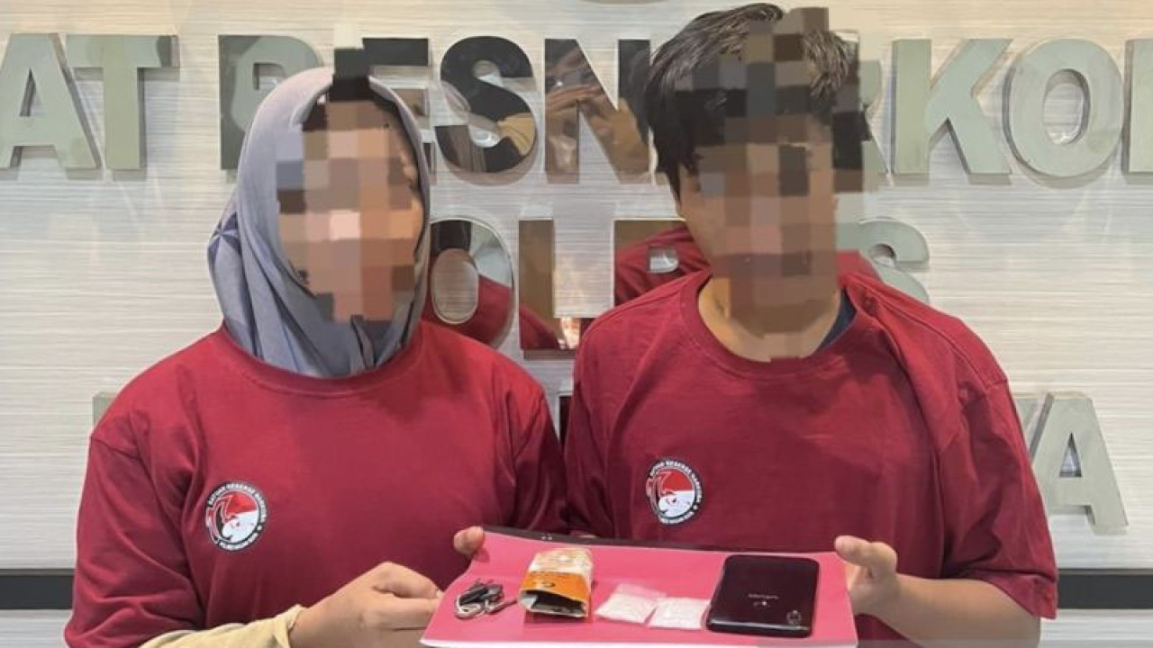 Tim Elang Satuan Reserse Narkoba Polres Nagan Raya, Provinsi Aceh, menangkap pasangan suami isteri diduga pengedar narkoba jenis sabu di kawasan areal perkebunan kelapa sawit di Desa Alue Bilie, Kecamatan Darul Makmur, Nagan Raya, Senin (23/1/2023). (ANTARA/HO- Satresnarkoba Polres Nagan Raya)