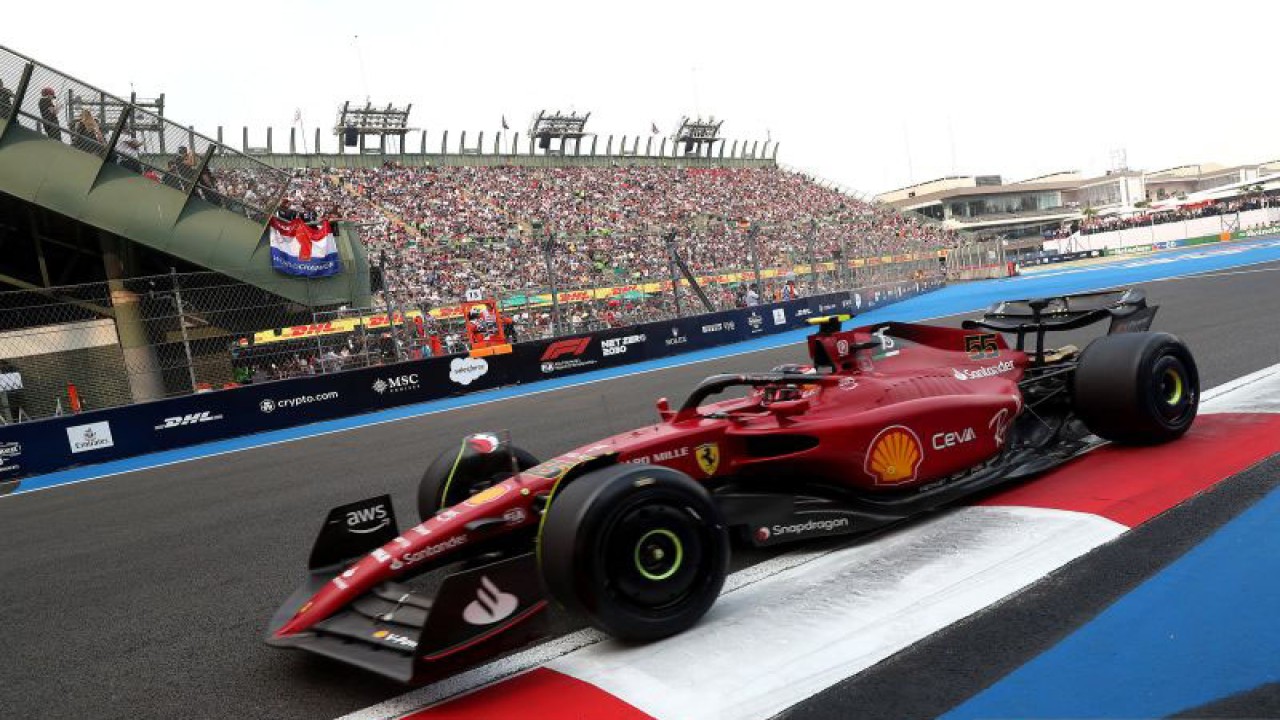 Ilustrasi - Pebalap tim Ferrari Carlos Sainz Jr. memacu mobilnya dalam sesi latihan ajang balap F1 GP Meksiko di Mexico City, Meksiko, Jumat (28/10/2022). ANTARA FOTO/REUTERS/Edgard Garrido/foc.