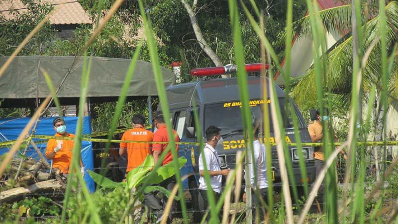 Tim forensik menggali kuburan terduga korban penganiayaan di Banda Aceh, Rabu (4/1/2023). ANTARA/M Haris SA