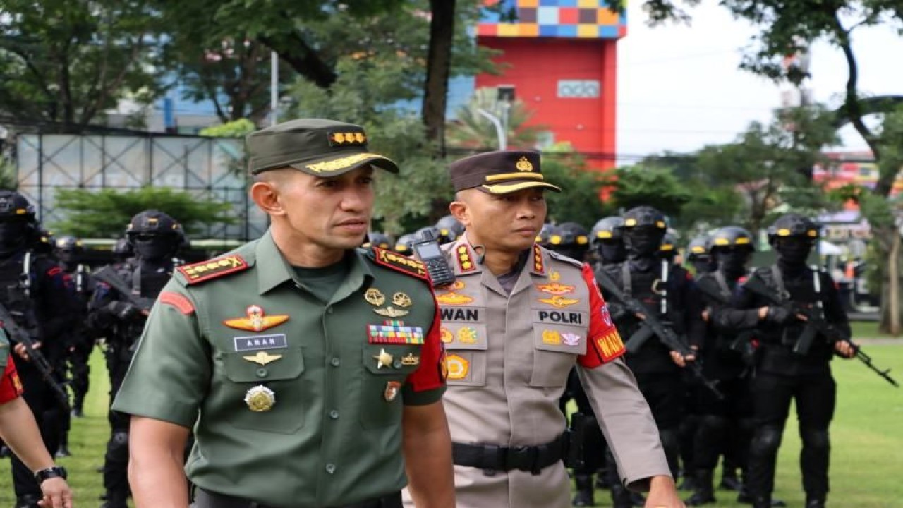 Komandan Korem (Danrem) 074/Warastratama Surakarta Kolonel Inf Anan Nurakhman, bersama Kapolresta Surakarta Kombes Pol Iwan Saktiadi (kiri) saat mengecek personel dalam kegiatan Apel Gelar Pasukan Pengamanan Tamu VVIP, di Makorem 074/Warastratama Surakarta, Jumat (20/1/2023).. ANTARA/HO--Humas Polresta Surakarta.