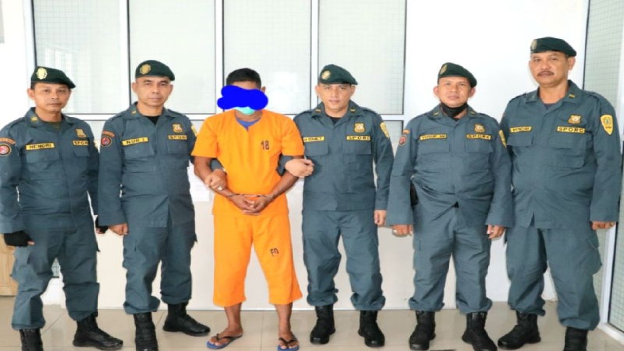 Tim Gakkum KLHK bersama tersangka pemodal perusak TNTN S diserahkan ke Kejati Riau setelah berkasnya dinyatakan lengkap. (ANTARA/HO-KLHK)