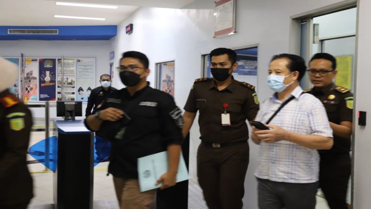 Tim Intelijen Kejati Kepri menangkap Wenhai Guan, WNA Singapura, yang jadi buruan Interpol dan DPO Kejari Jakarta Utara di Batam, Senin (9/1/2023). ANTARA/HO-Penkum Kejati Kepri