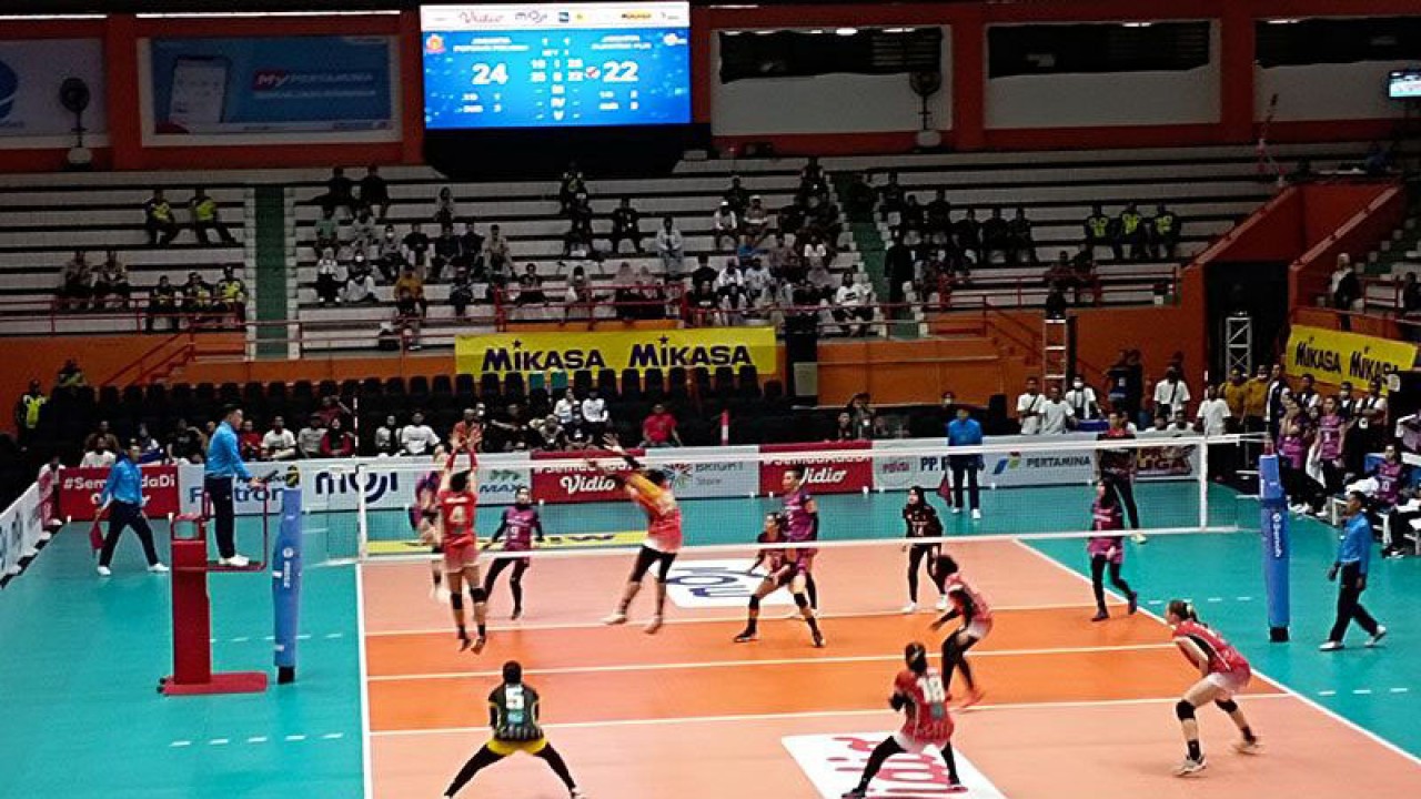 Tim Jakarta Popsivo Polwan menghadapi Jakarta Elektrik PLN dalam laga lanjutan PLN Mobile Proliga 2023 Pekan Kedua Putaran Pertama di GOR Satria, Purwokerto, Kabupaten Banyumas, Kamis (12/1/2023). ANTARA/Sumarwoto
