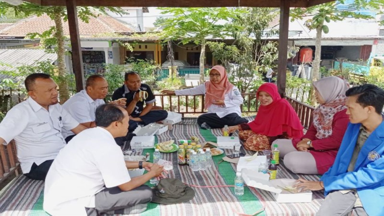 Tim Kadin Jatim berdiskusi dengan para guru pertanian di SMKN 1 Tgolosari, Bondowoso, Jawa Timur. (ANTARA/HO-Kadin Jatim)