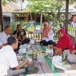Tim Kadin Jatim berdiskusi dengan para guru pertanian di SMKN 1 Tgolosari, Bondowoso, Jawa Timur. (ANTARA/HO-Kadin Jatim)-1673591790