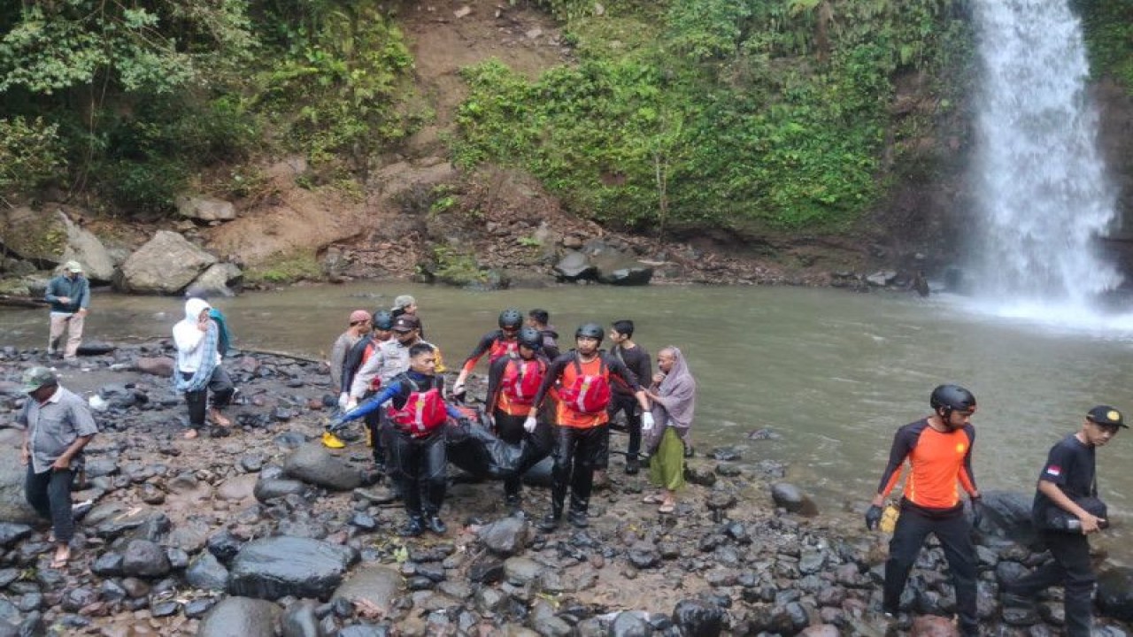 Tim pencarian dan pertolongan (SAR) gabungan mengevakuasi jenazah Mohammad Zona Rizkika Rahmatullah (22), yang tenggelam di air terjun Segenter, Desa Pakuan, Lombok Barat, Nusa Tenggara Barat, Senin (23/1/2023). FOTO ANTARA/HO-SAR Mataram
