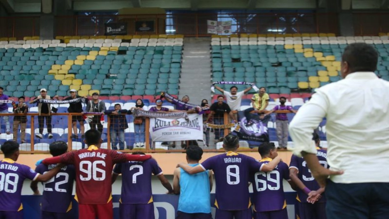 Tim Persik Kediri dengan suporter. ANTARA/ HO-Persik Kediri
