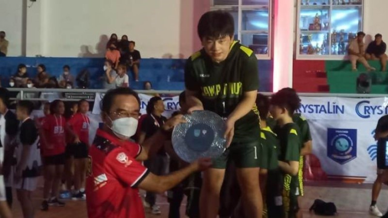 Anggota DPR RI Rudianto Tjen menyerahkan mendali kepada tim basket putra Jawa Timur yang berhasil menjuarai Kejurnas Basket U-15 di Pangkalpinang, Sabtu (14/1/2023) malam. ANTARA/Aprionis